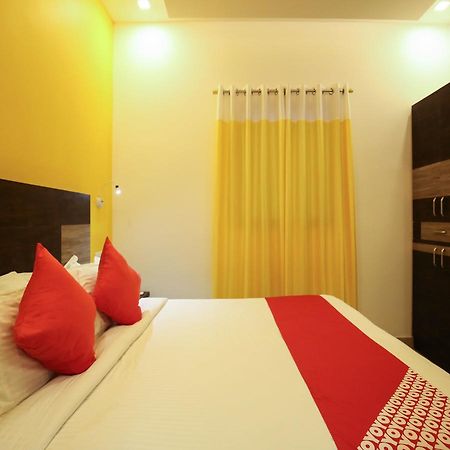 Oyo 10152 Rail View Residency Hotel Alappuzha Екстериор снимка