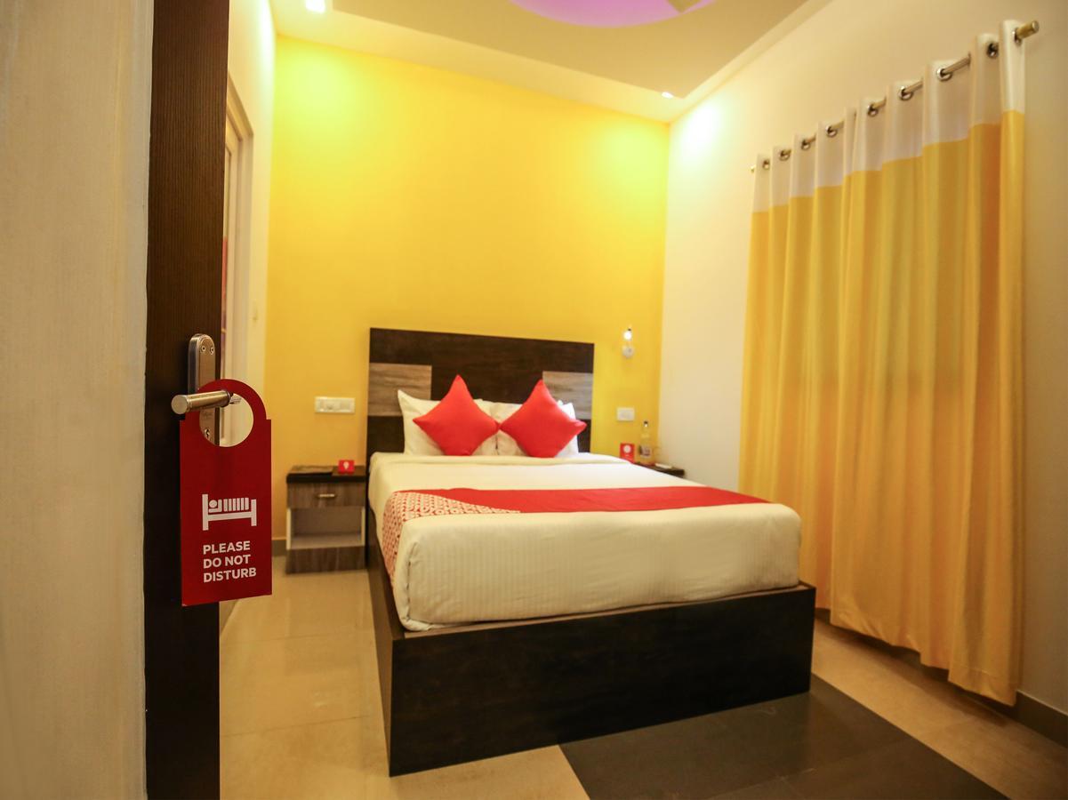 Oyo 10152 Rail View Residency Hotel Alappuzha Екстериор снимка